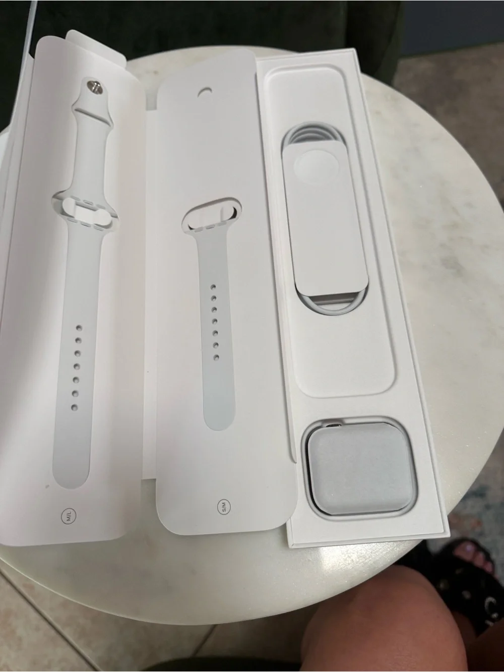 Apple Smartwatch series 3 42mm in Space Black Stainless Steel white band